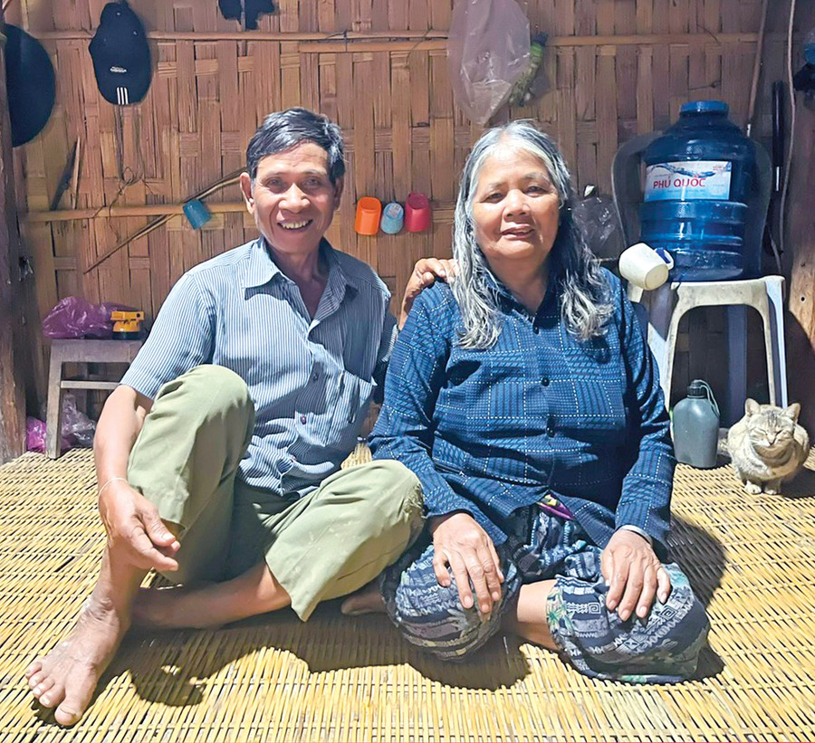 Trong kháng chiến, bà Đinh Thị Chei (làng Jro Ktu Đak Yang) tham gia sản xuất để có lương thực đóng góp cho cách mạng. Ảnh: H.T 11-6759.jpg