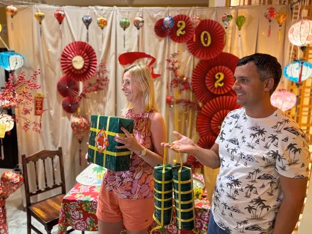 Khách Tây hào hứng trải nghiệm ăn Tết Việt