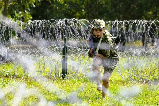 Bí mật vượt qua hàng rào dây thép gai