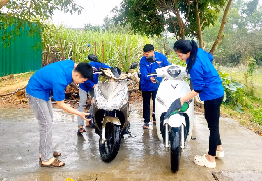 Sau khi rửa, xe được các đoàn viên lau khô sạch sẽ mới bàn giao đến khách hàng.