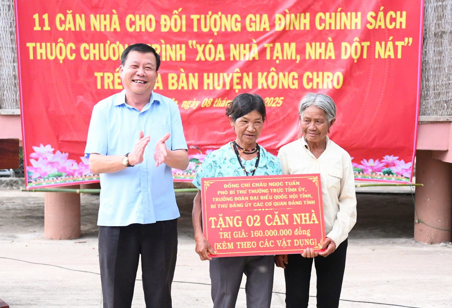 Ủy viên Ban Thường vụ Tỉnh ủy, Chủ nhiệm Ủy ban Kiểm tra Tỉnh ủy, Phó Bí thư Thường trực Đảng ủy các cơ quan Đảng tỉnh Thái Thanh Bình trao bảng tượng trưng hỗ trợ kinh phí xây dựng nhà cho các hộ dân. Ảnh: Đ.T 1.jpg