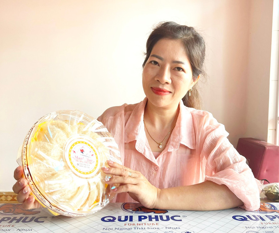 Chị Trương Thị Huệ (thôn Ninh Hòa, xã Ia Boòng, huyện Chư Prông) khởi nghiệp thành công từ mô hình nuôi chim yến. Ảnh: H.T 1.jpg