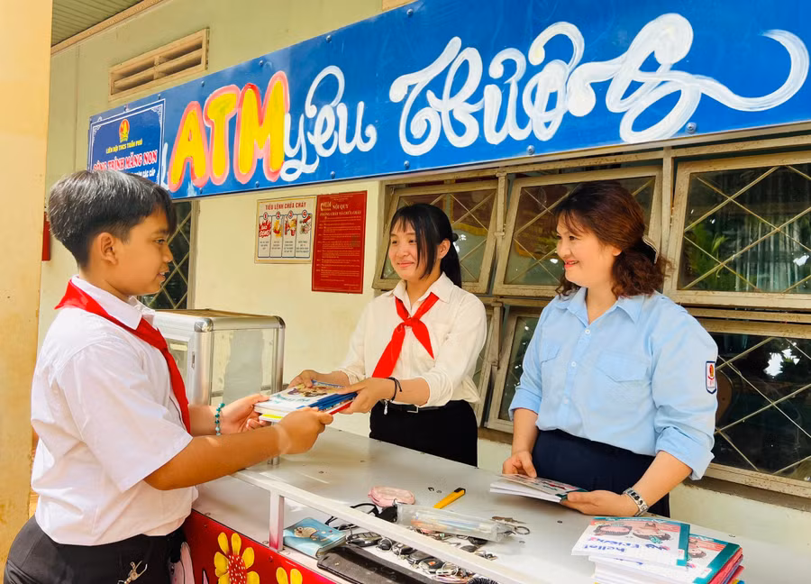 mo-hinh-atm-yeu-thuong-do-lien-doi-truong-thcs-tran-phu-xa-kdang-huyen-dak-doa-trien-khai-gop-phan-lan-toa-yeu-thuong-trong-hoc-sinh.jpg