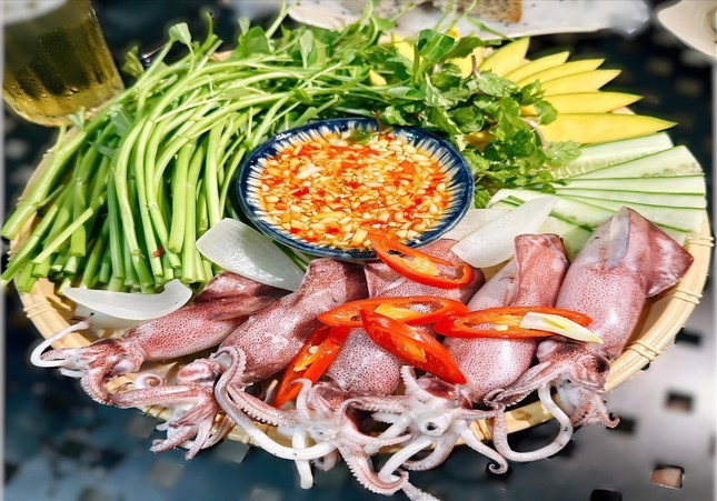 Mực cuốn rau muống, món ăn gây bão. Mực cuốn rau muống, món ăn gây bão.
