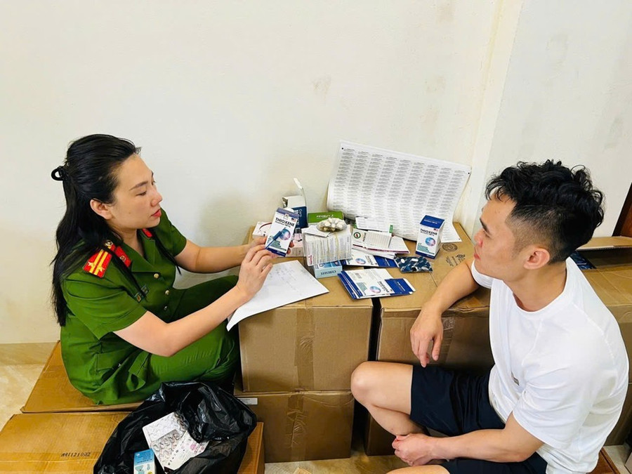 Cơ quan Cảnh sát điều tra Công an TP Hà Nội làm việc với đối tượng sản xuất thuốc giả. Ảnh: GIA KHÁNH Cơ quan Cảnh sát điều tra Công an TP Hà Nội làm việc với đối tượng sản xuất thuốc giả. Ảnh: GIA KHÁNH