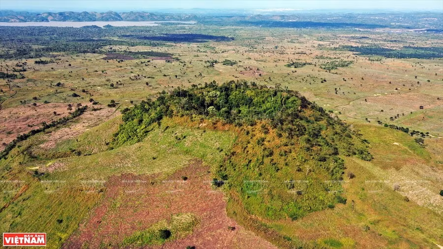 Núi lửa Chư B'Luk là điển hình của kiểu phun trào trung tâm, có niên đại từ 200.000-600.000 năm. (Nguồn: Báo Ảnh Việt Nam)
