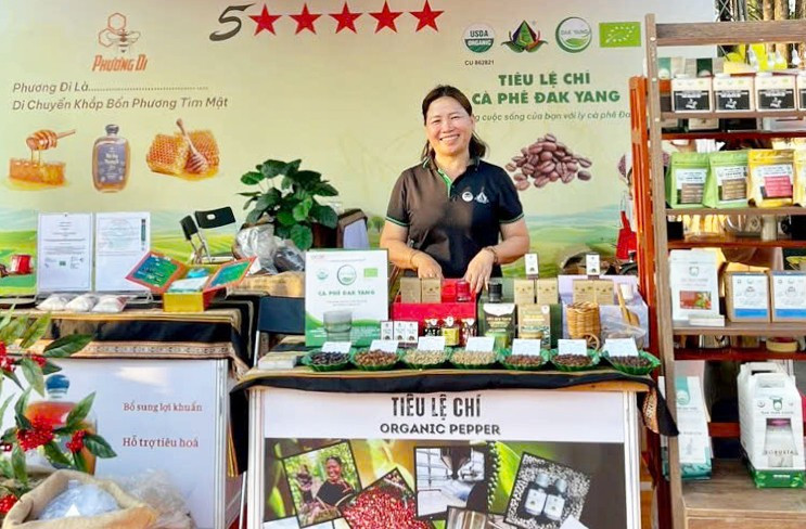 Bà Nguyễn Thị Nga-Phó Giám đốc HTX Nông nghiệp và dịch vụ Nam Yang giới thiệu một số sản phẩm OCOP của HTX (ảnh đơn vị cung cấp). 1-3696.jpg