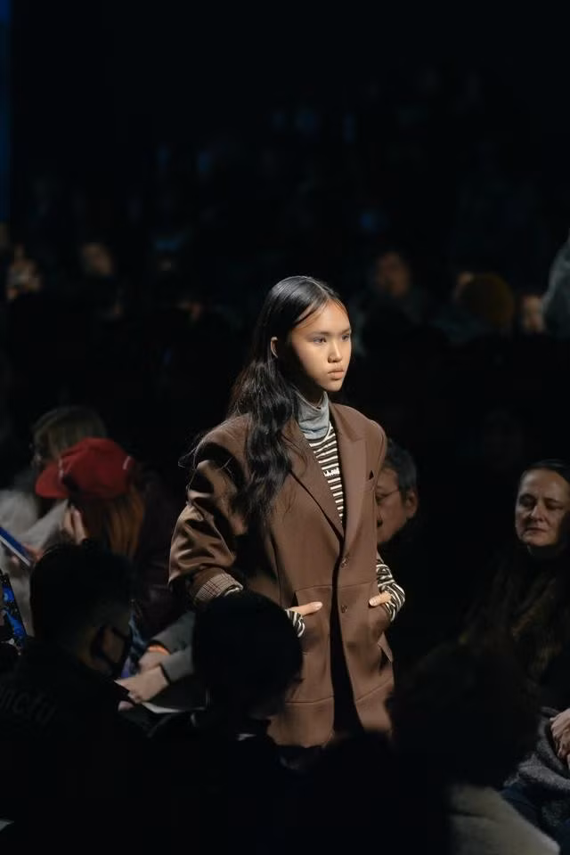 Với nhà mốt Youser, cô biến hóa hình ảnh cùng set suit phom dáng oversized đi cùng áo cổ lọ