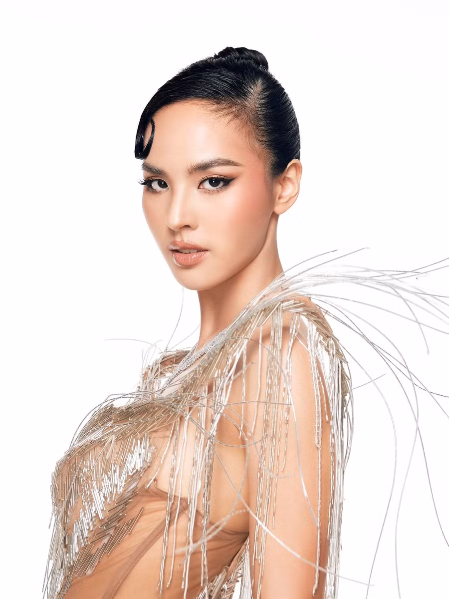 Người đẹp Việt Nam tranh tài tại Miss Charm 2024 là Nguyễn Thị Quỳnh Nga. Cô sinh năm 1995 và được biết đến là một biên tập viên, MC truyền hình. Người đẹp 29 tuổi tốt nghiệp Trường đại học Ngoại thương, thông thạo tiếng Anh với trình độ IELTS 7.5. Quỳnh Nga từng vào top 10 Miss World Vietnam 2019, giải Á khôi Sinh viên Việt Nam 2017. Năm 2024, cô tập trung theo đuổi chương trình thạc sĩ chuyên ngành Quản trị kinh doanh tại Mỹ