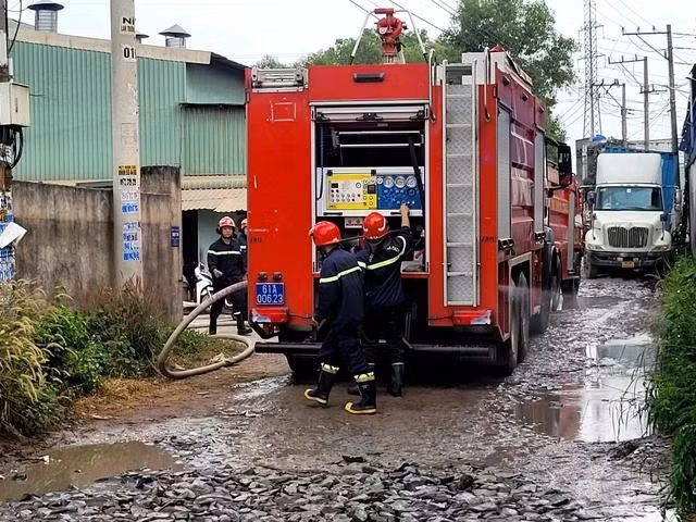 Lực lượng PCCC tiếp cận đám cháy từ bên hông khu nhà xưởng