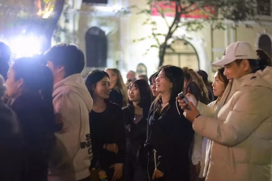 Chị Matel (21 tuổi) từ Anh Quốc lần đầu có cơ hội trải nghiệm giao thừa Âm lịch tại Việt Nam, chia sẻ: "Tôi rất yêu thích tìm hiểu văn hóa các nước châu Á, đây chắc chắn sẽ là một dịp đặc biệt để quan sát và học hỏi." (Ảnh: Minh Anh/Vietnam+)