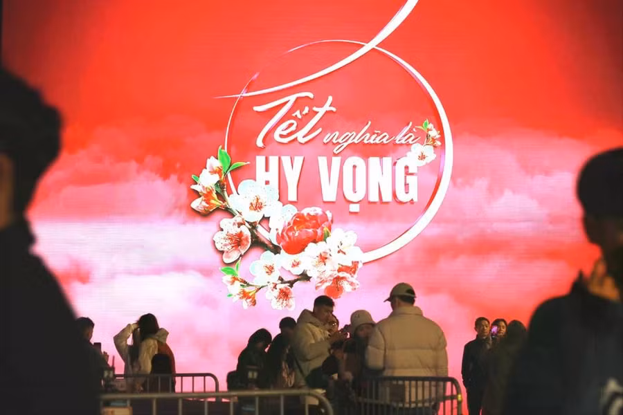 Từ đầu giờ tối ngày 28/1 (29 tháng Giêng Âm lịch), ngày cuối của năm Giáp Thìn 2024, một lượng lớn người dẫn đã đổ về Hồ Hoàn Kiếm để chờ đón khoảnh khắc chuyển giao sang năm Ất Tỵ 2025. (Ảnh: Minh Anh/Vietnam+)