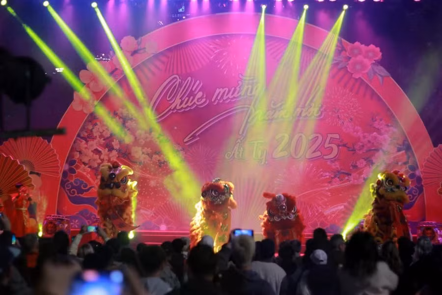 Một số hoạt động nghệ thuật giải trí với những nét truyền thống đặc sắc được biểu diễn từ 20 giờ, tạo điểm dừng chân cho người dân và du khách trước giờ bắn pháo hoa.(Ảnh: Minh Anh/Vietnam+)