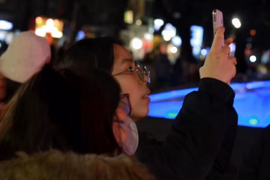 Thời tiết đêm giao thừa được ghi nhận là lạnh với nhiệt độ dao động từ 10-14 độ C, tuy nhiên điều này không gây cản trở tới đông đảo người dân đến với khu vực này. (Ảnh: Minh Anh/Vietnam+)