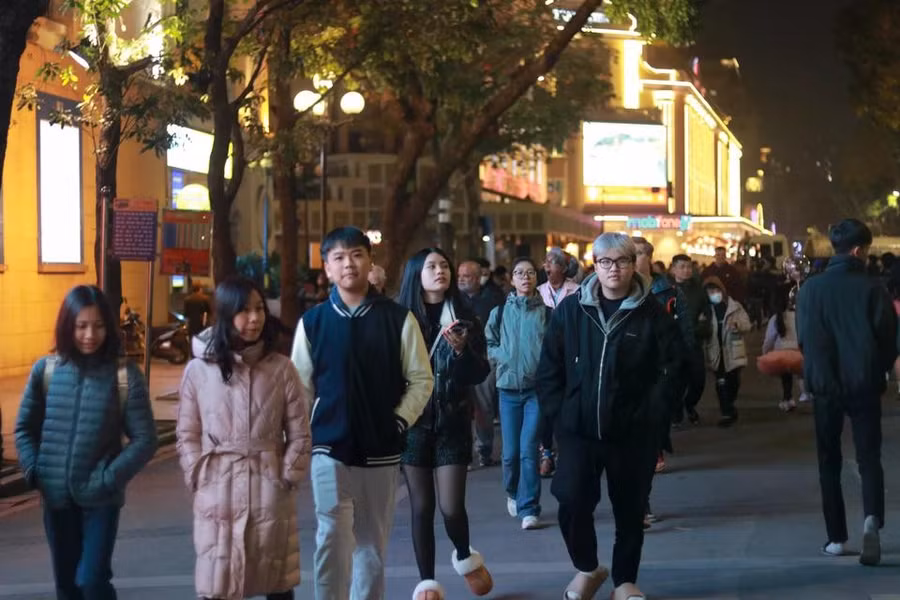 Gần 22 giờ, số lượng người dân và du khách đổ về khu vực trung tâm ngày càng đông. (Ảnh: Minh Anh/Vietnam+)