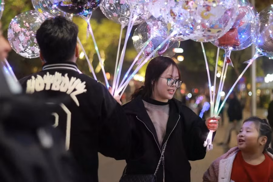 Các bạn trẻ mua nhiều món trang trí để chụp hình vào khoảnh khắc Giao thừa. (Ảnh: Minh Anh/Vietnam+)