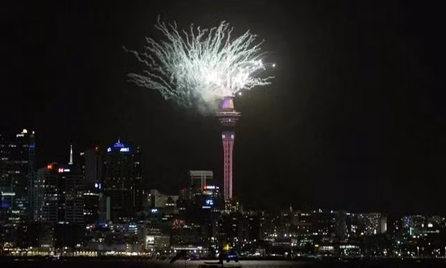 Màn pháo hoa tại tòa tháp Sky Tower ở Auckland (New Zealand)