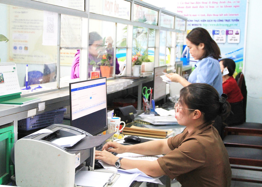Công chức bộ phận một cửa phường Diên Hồng (TP. Pleiku) sẵn sàng hỗ trợ hướng dẫn người dân đăng ký chữ ký số, sử dụng dịch vụ công trực tuyến trên điện thoại thông minh. Ảnh: H.H bo-phan-mot-cua-phuong-dien-hong-san-sang-ho-tro-huong-dan-nguoi-dan-dang-ky-chu-ky-so-su-dung-dich-vu-cong-truc-tuyen-tren-dien-thoai-thong-minh-anh-hoang-hoai.jpg