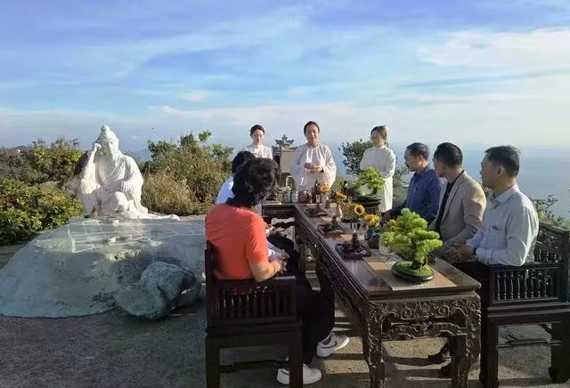 Du khách trải nghiệm thưởng trà tại đỉnh Bàn Cờ