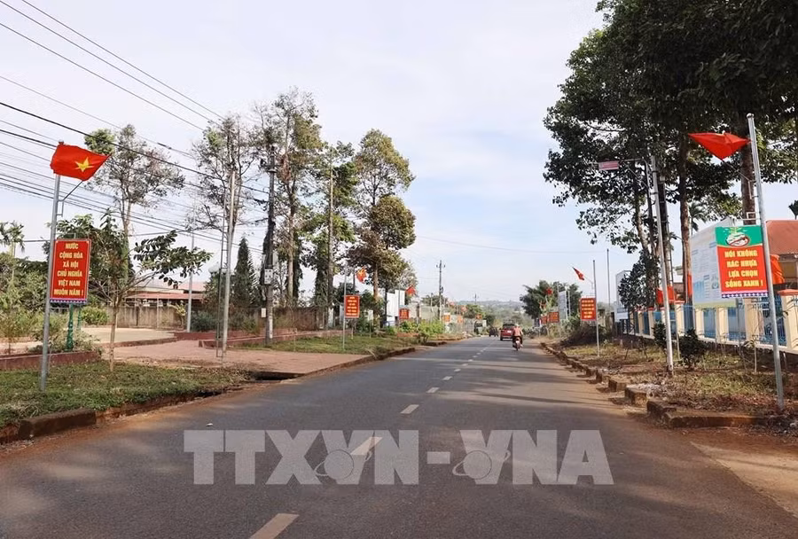 Tuyến đường cờ Tổ quốc dài 7km trên tuyến đường trục chính liên xã của xã Cư M’gar, huyện Cư M’gar, tỉnh Đắk Lắk. Ảnh: Hoài Thu – TTXVN