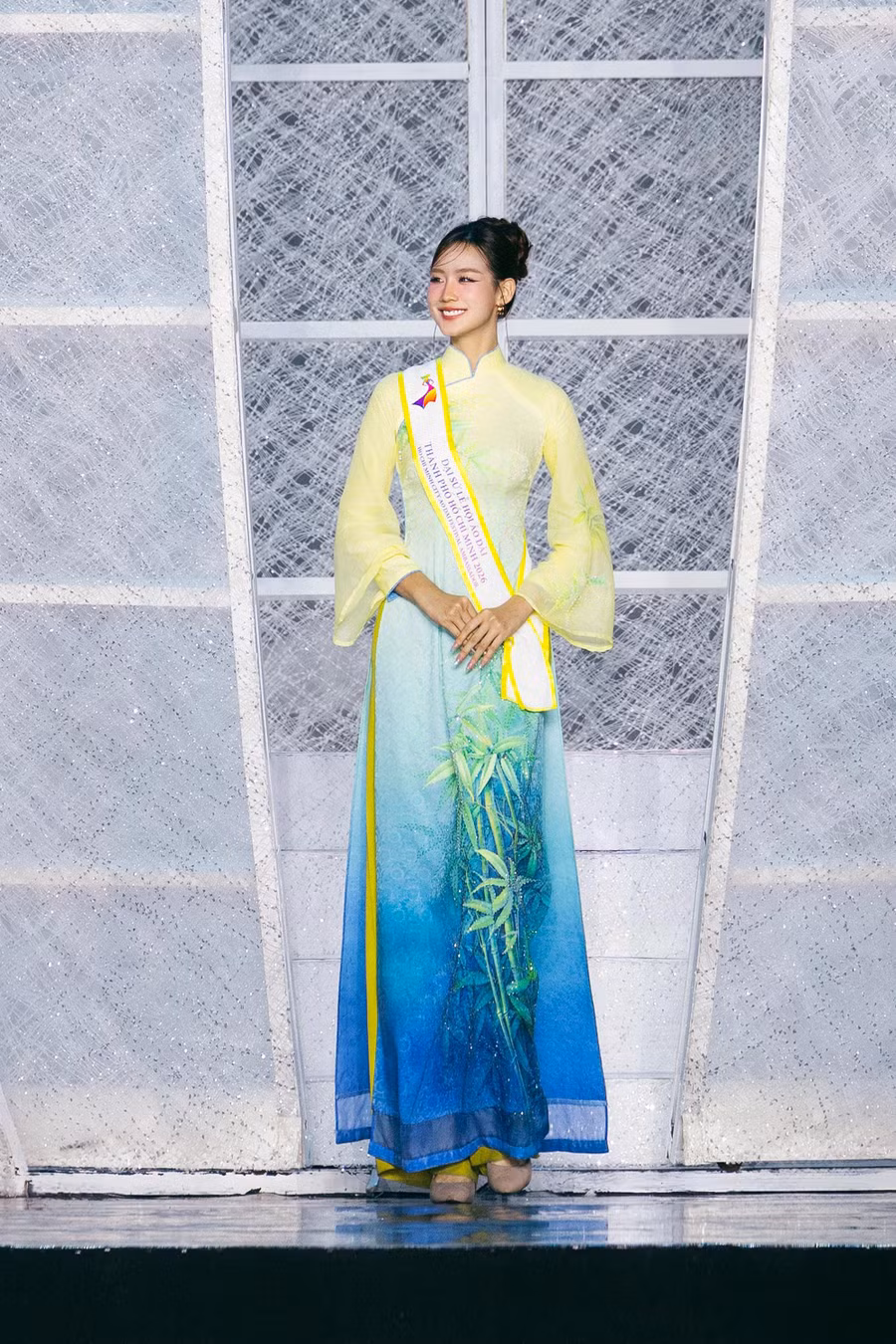 Với chiều cao 1,86 m, Hoa hậu Bảo Ngọc dễ dàng khiến mình trở nên nổi bật giữa nhiều mỹ nhân. Trong thời gian này, cô đang chuẩn bị cho hành trình "chinh chiến" tại Hoa hậu Thế giới lần thứ 73