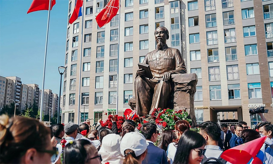 នៅខែកក្កដាឆ្នាំ 2023 ទីក្រុង St. Petersburg ប្រទេសរុស្ស៊ីបានសម្ពោធវិមានរំលឹកខួប 100 ឆ្នាំនៃការមកដល់របស់ប្រធានហូជីមិញនៅទីក្រុងនេះ។ វិមាននេះធ្វើពីលង្ហិនកម្ពស់ ៣ ម៉ែត្រ បង្កើតរូបលោកប្រធានហូជីមិញកាន់សៀវភៅ។ រូបថត៖ Telegram/Alexander Beglov។ Tháng 7/2023, chính quyền St. Petersburg, Nga khánh thành tượng đài kỷ niệm 100 năm ngày Chủ tịch Hồ Chí Minh tới thành phố. Tượng đài được làm bằng đồng, cao 3m, tái hiện hình ảnh Chủ tịch Hồ Chí Minh đang cầm sách. Ảnh: Telegram/Alexander Beglov.
