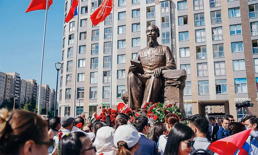 Tháng 7/2023, chính quyền St. Petersburg, Nga khánh thành tượng đài kỷ niệm 100 năm ngày Chủ tịch Hồ Chí Minh tới thành phố. Tượng đài được làm bằng đồng, cao 3m, tái hiện hình ảnh Chủ tịch Hồ Chí Minh đang cầm sách. Ảnh: Telegram/Alexander Beglov.