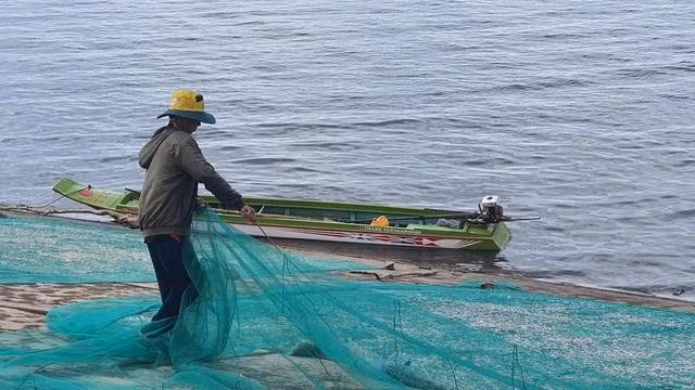 Đánh bắt cá tự phát trên lòng hồ Ia Mơr (H.Chư Prông, Gia Lai)