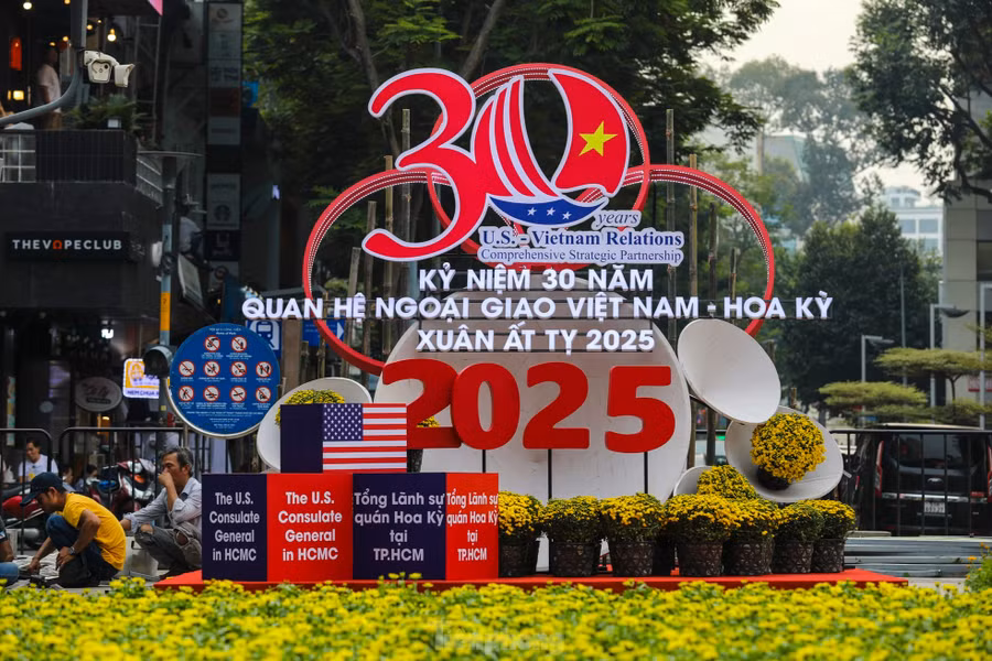 Mặc dù công trình đang còn trong giai đoạn thi công, mỗi chi tiết mới trên đường hoa Nguyễn Huệ đều thu hút sự quan tâm của người dân.