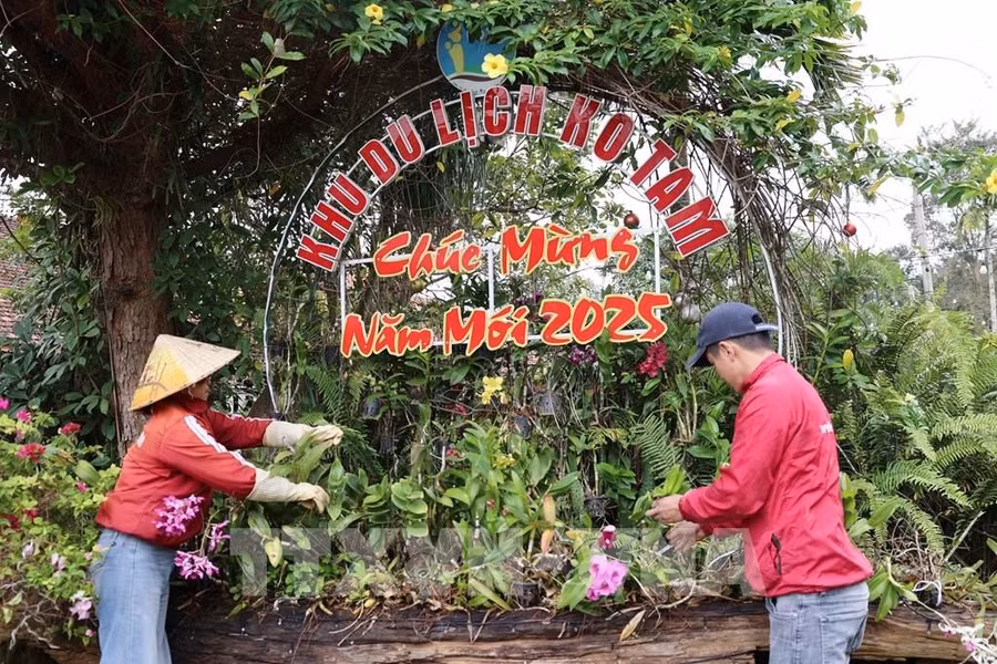 Nhân viên Khu Du lịch cộng đồng Kotam, thành phố Buôn Ma Thuột trang trí tiểu cảnh, dọn dẹp để tạo cảnh quan đẹp trong dịp Tết. Ảnh: Hoài Thu – TTXVN