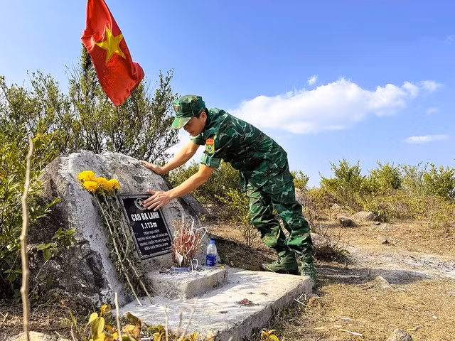 Bia tưởng niệm các liệt sĩ hy sinh trên điểm cao Cao Ba Lanh trong cuộc chiến đấu bảo vệ biên giới phía Bắc