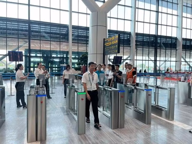 Hành khách làm thủ tục tại cửa an ninh, sân bay T3 Tân Sơn Nhất