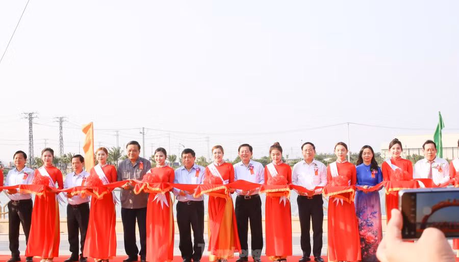 Đại biểu cắt băng khánh thành Dự án Hệ thống tiêu thoát lũ sông Dinh. Ảnh: Trương Định