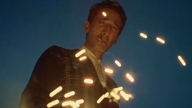 Một tác phẩm ấn tượng khác được gọi tên trong danh sách là The Brutalist của đạo diễn Brady Corbet, có cặp sao Adrien Brody - Felicity Jones đóng chính. The Brutalist là 1 trong những phim hay nhất năm do Viện phim Mỹ bình chọn. Phim có thời lượng 3 tiếng rưỡi, kể về cuộc sống của vợ chồng kiến trúc sư người Do Thái do Adrien Brody thủ vai, phải chạy trốn sang Mỹ sau thảm họa diệt chủng của Đức quốc xã và một lần nữa rơi vào tình thế không mấy êm thấm khi Mỹ trải qua thời điểm hậu thế chiến. Đạo diễn Brady Corbet thắng giải Sư tử bạc hạng mục Đạo diễn xuất sắc tại Liên hoan phim Venice năm nay. ẢNH: A24