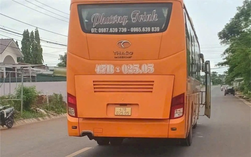 Chiếc xe khách va chạm với xe máy. Chiếc xe khách va chạm với xe máy.