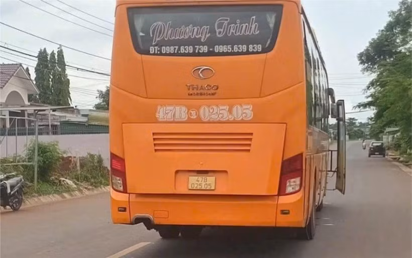 Chiếc xe khách va chạm với xe máy.