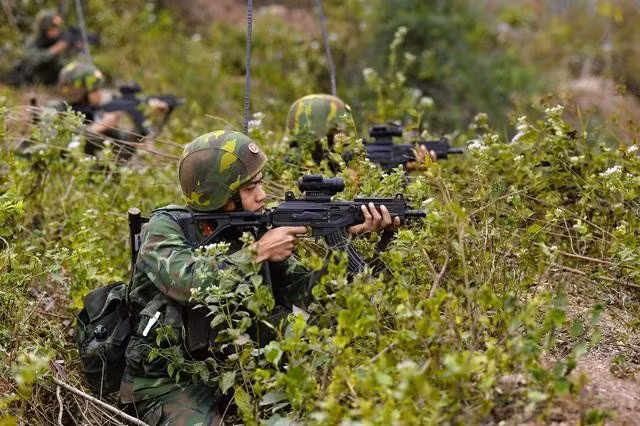 Bộ đội sử dụng STV-215 trong diễn tập