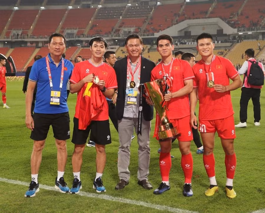Trưởng đoàn Trần Anh Tú (giữa) tại AFF Cup 2024