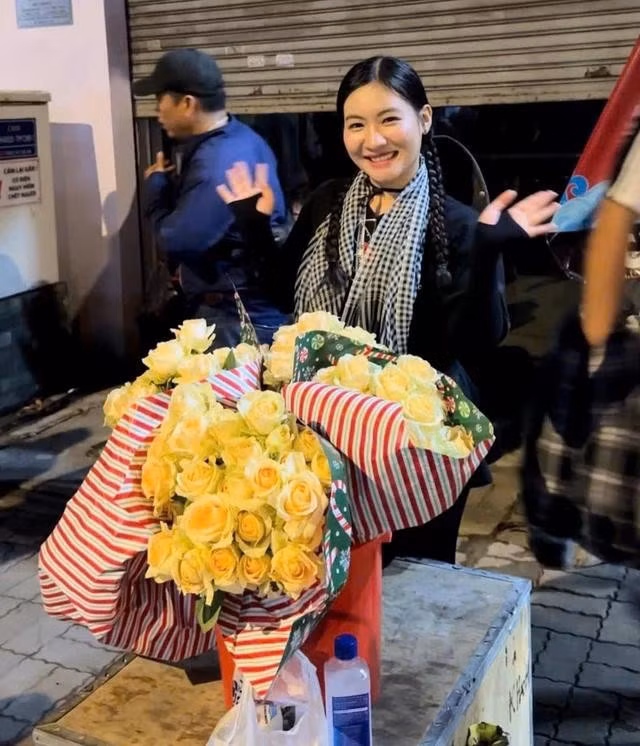 Ngọc đã tới chợ, tự tay chọn những bông hoa đẹp