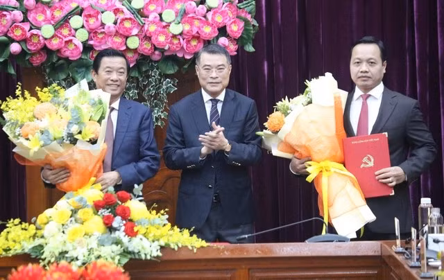 Ông Lê Minh Hưng (giữa) trao quyết định, chúc mừng ông Trần Tiến Dũng (bìa phải) và ông Bùi Văn Nghiêm