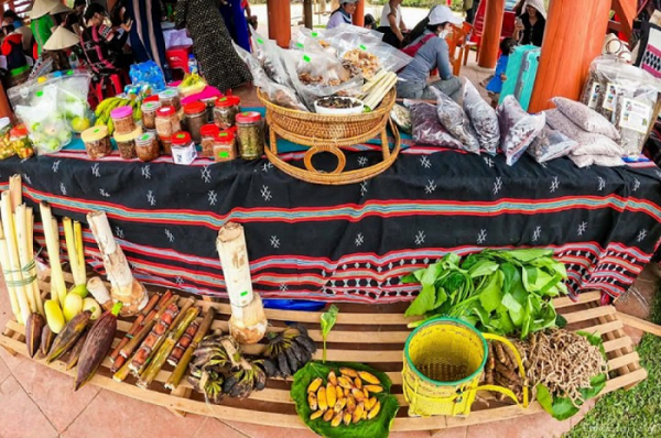 Nhiều mặt hàng nông sản được đưa đến chợ phiên A Lưới để bán. Nhiều mặt hàng nông sản được đưa đến chợ phiên A Lưới để bán.