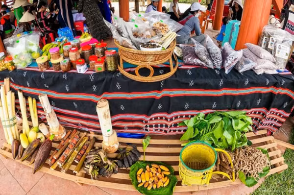 Nhiều mặt hàng nông sản được đưa đến chợ phiên A Lưới để bán.