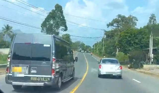 Xe ô tô khách 49E-019.xx bị xử phạt do lấn làn vượt ẩu