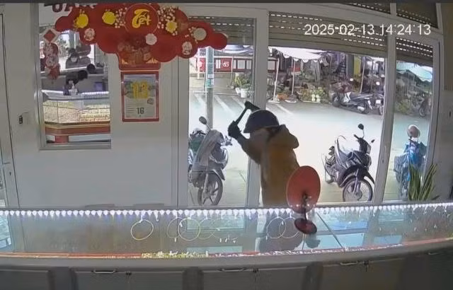 Nghi phạm Chung dùng búa đập vỡ tủ kính cướp vàng