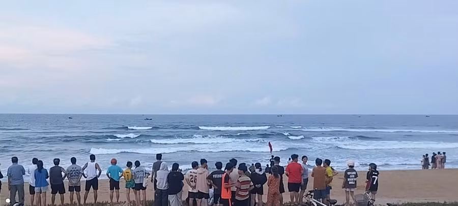Hiện trường vụ đuối nước ở bãi biển phường Tam Quan Nam. Ảnh: XUÂN HUYÊN