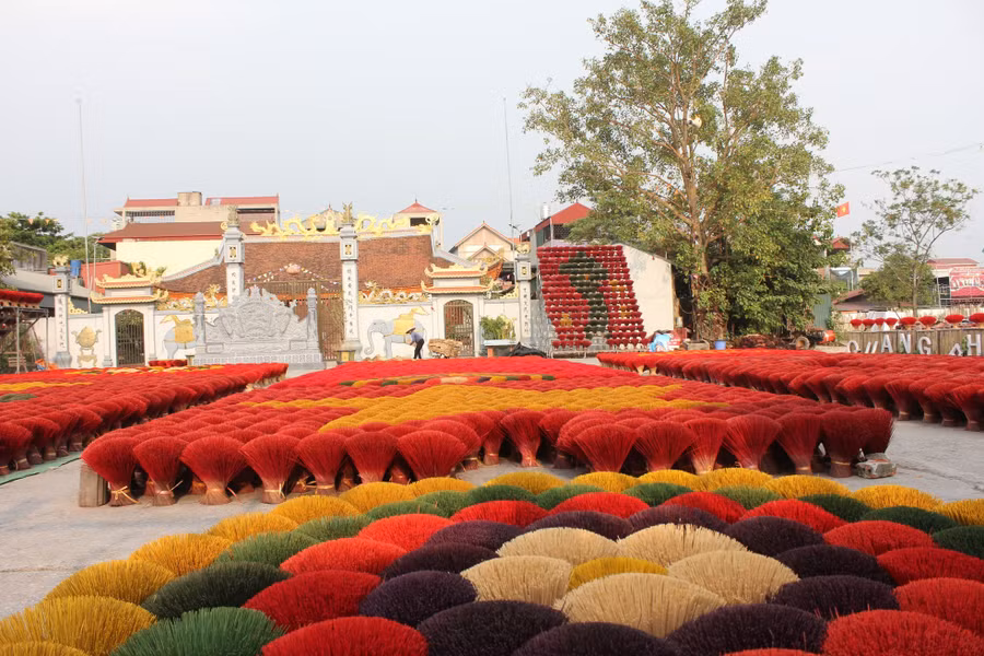 Nếu đến Hà Nội vào cuối tuần, Lawson sẽ tìm hướng dẫn viên du lịch đưa đến các làng nghề truyền thống của Hà Nội như làng sơn mài Hạ Thái (xã Duyên Thái, huyện Thường Tín), làng khảm trai Chuôn Ngọ (xã Chuyên Mỹ, huyện Phú Xuyên), làng hương Quảng Phú Cầu (xã Quảng Phú Cầu, huyện Ứng Hòa).