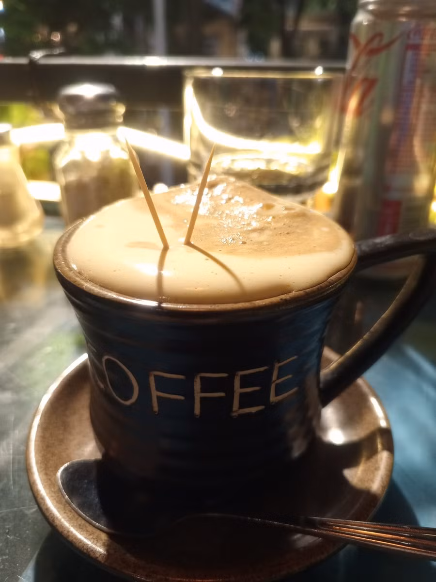 Có nhiều hôm, Lawson đi ăn cháo sườn ở ngõ Ấu Triệu, hòa mình vào sự sôi động trên phố Tạ Hiện lúc đêm khuya.