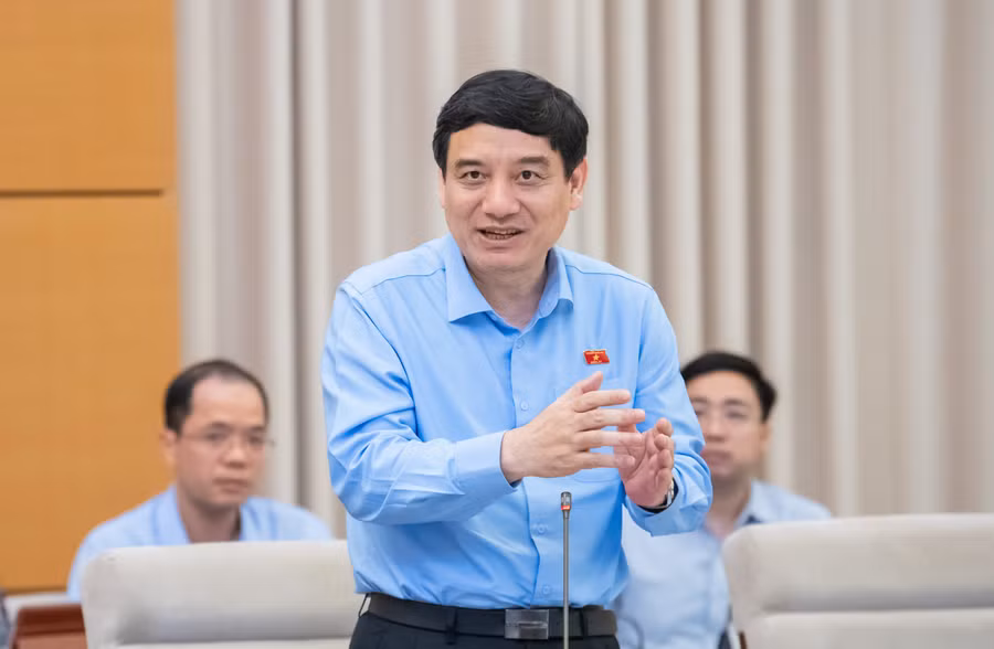 Chủ nhiệm Ủy ban Văn hóa - Xã hội Quốc hội Nguyễn Đắc Vinh cho biết, các cơ quan thống nhất phương thức chi trả tiền hỗ trợ học phí với học sinh dân lập, tư thục là cấp trực tiếp tới học sinh thay vì qua cơ sở giáo dục