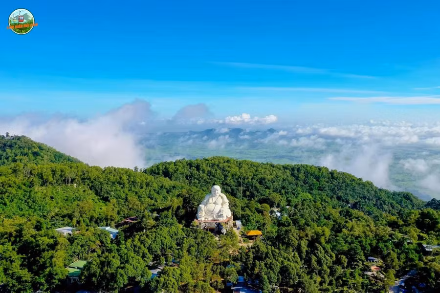 Tháng 12 là thời điểm du khách tìm về Núi Cấm rất đông để tham quan các di tích và trải nghiệm săn mây