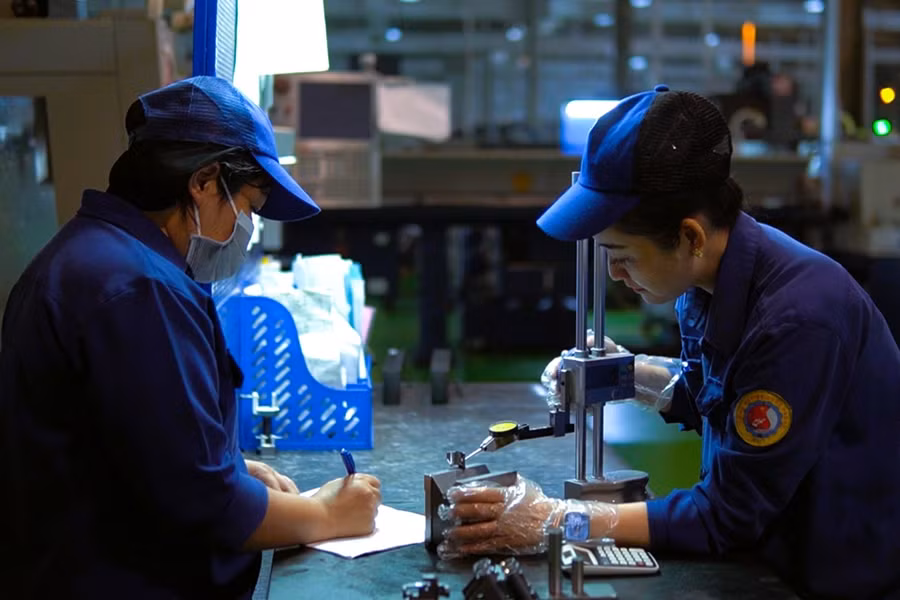 Nữ công nhân nhà máy Z111 làm việc theo dây chuyền sản xuất súng bộ binh